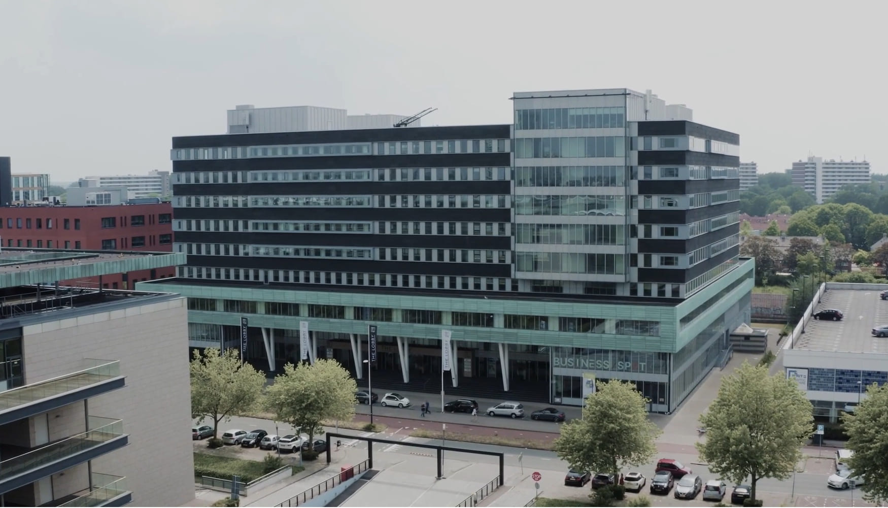 Modern kantoorgebouw van Claimhof met bomen ervoor
